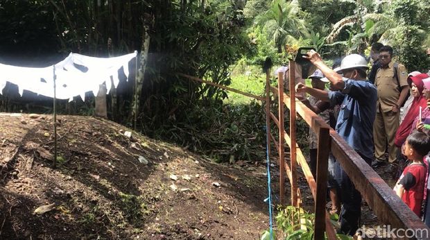 Tim BPPT mensurvei tanah kuburan di Padang Parimaman yang 'menggelembung' untuk memastikan kondisi permakaman. (Jeka Kampai/detikcom)