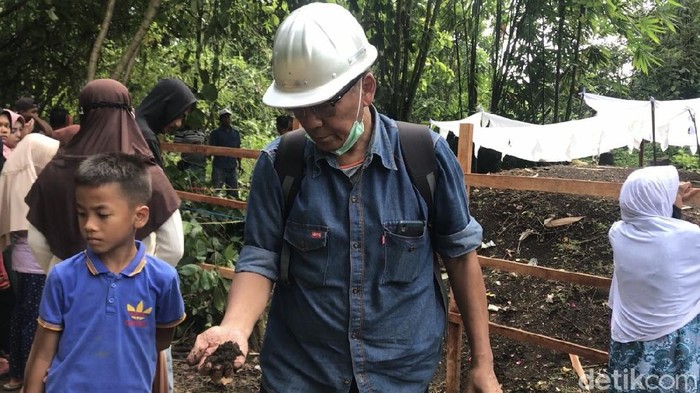 Tim BPPT mensurvei tanah kuburan di Padang Parimaman yang menggelembung untuk memastikan kondisi permakaman. (Jeka Kampai/detikcom)
