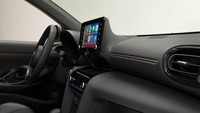 Perubahan berlanjut ke area kabin, yang kini hadir dengan sentuhan headliner (atap) hitam, trim piano black, desain unik pada jok, serta garis deco Warm Gold yang membentang di panel instrumen dan molding pintu bagian dalam. Foto: Toyota