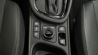 Di Eropa, Toyota Yaris Cross, termasuk varian Adventure, ditenagai mesin 1,5 liter yang bekerja dengan motor listrik kecil untuk menghasilkan tenaga 114 dk. SUV kompak ini juga hadir dengan sistem penggerak semua roda yang cerdas, yang secara otomatis bisa beralih dari penggerak roda depan ke penggerak semua roda tergantung pada kondisi jalan raya. Foto: Toyota