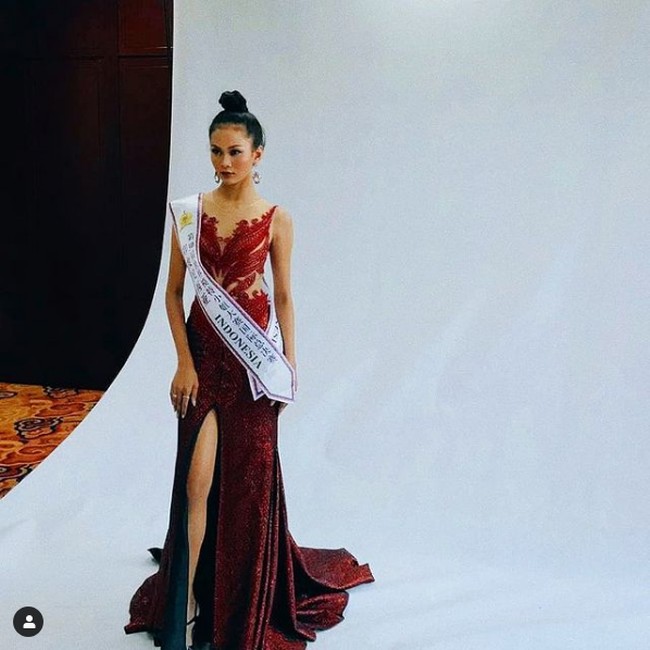 Sebelum mengikuti ajang Miss Grand International 2020, wanita 21 tahun ini juga pernah mengikuti kontes kecantikan internasional lainnya. Aurra Kharishma mewakili Indonesia di ajang Face of Asia dan Miss Model of the World.  Foto: Dok. Instagram @aurrakharishma