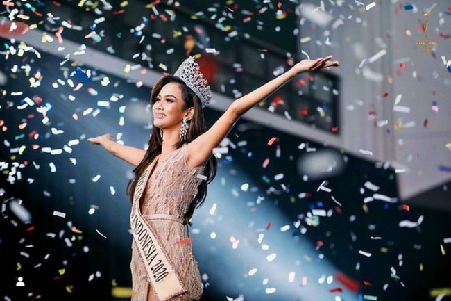 Inilah penampilan Aurra Kharishma saat terpilih sebagai pemenang Miss Grand Indonesia 2020 pada pertengahan Juni 2020. Dia mengalahkan finalis lainnya dalam kontes kecantikan yang digelar oleh Yayasan Dunia Mega Bintang pimpinan Ivan Gunawan. Foto: Dok. Instagram @aurrakharishma