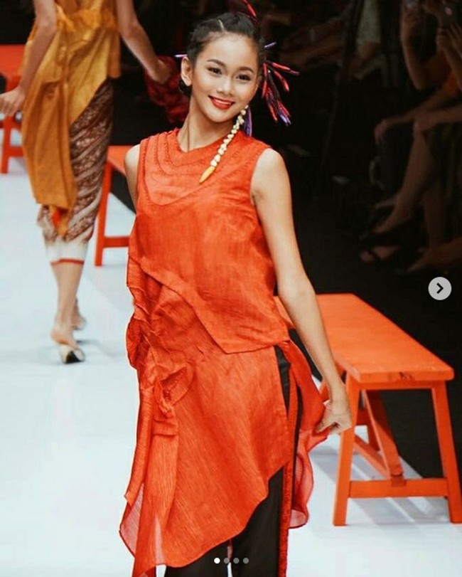 Aurra Kharishma yang memiliki tinggi badan 181 cm laris menjadi model sebelum terpilih sebagai Miss Grand Indonesia 2020. Dia kerap tampil dalam Jakarta Fashion Week hingga fashion show desainer dan brand ternama seperti Carolina Herrera, Chanel hingga Hermes. Foto: Dok. Instagram @aurrakharishma