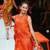 Aurra Kharishma yang memiliki tinggi badan 181 cm laris menjadi model sebelum terpilih sebagai Miss Grand Indonesia 2020. Dia kerap tampil dalam Jakarta Fashion Week hingga fashion show desainer dan brand ternama seperti Carolina Herrera, Chanel hingga Hermes. Foto: Dok. Instagram @aurrakharishma