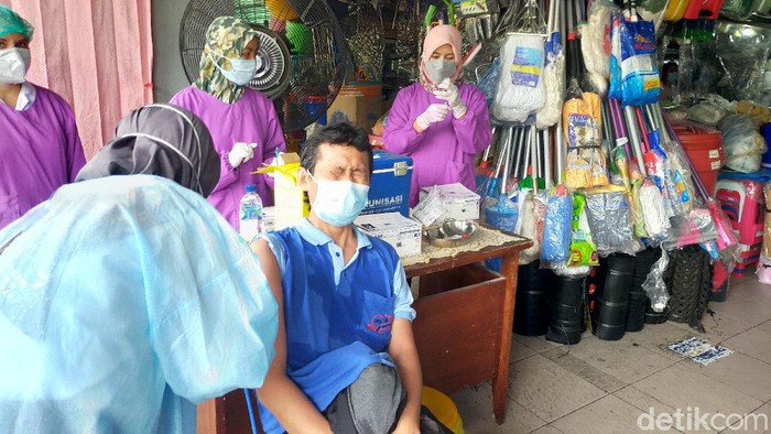 Ratusan pedagang Pasar Genteng mulai divaksin COVID-19 oleh Dinas Kesehatan Surabaya. Vaksinasi COVID-19 akan dilakukan semalam dua hari dengan target seribu orang.