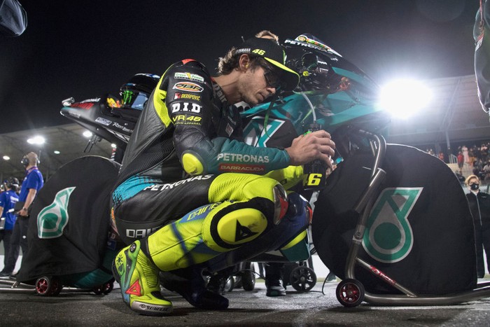 DOHA, QATAR - MARCH 28: Valentino Rossi of Italy and Petronas Yamaha SR  prepares to start during the MotoGP race during the MotoGP of Qatar - Race at Losail Circuit on March 28, 2021 in Doha, Qatar. (Photo by Mirco Lazzari gp/Getty Images)