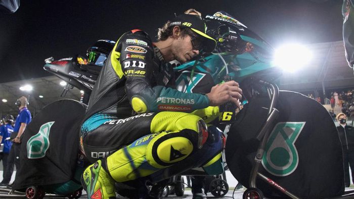 DOHA, QATAR - MARCH 28: Valentino Rossi of Italy and Petronas Yamaha SR  prepares to start during the MotoGP race during the MotoGP of Qatar - Race at Losail Circuit on March 28, 2021 in Doha, Qatar. (Photo by Mirco Lazzari gp/Getty Images)