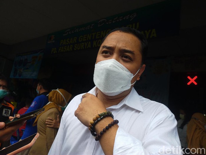 Wali Kota Surabaya Eri Cahyadi memastikan vaksinasi COVID-19 pada pedagang berjalan lancar. Pihaknya ingin petugas melakukan penjagaan secara ketat.
