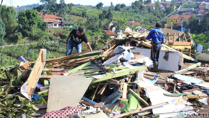 Warga bersihkan puing bangunan yang ambruk diterjang puting beliung.