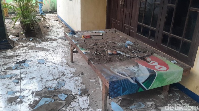 Warga sebut bom didisposal dari rumah terduga teroris sebesar kaleng susu. Rumah warga terdampak ledakan disposal (Yogi Ernes/detikcom)