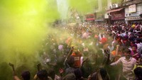 Di India, festival Holi dirayakan meriah meski di tengah pandemi. AP Photo/Anupam Nath  