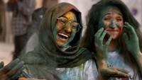 Puncak perayaan Holi disebut Dhulheti, Dhulandi, atau Dhulendi. Pada hari itu, orang merayakan Holi dengan saling melemparkan bubuk berwarna-warni atau saling menyiramkan air berwarna-warni. AP Photo/K.M. Chaudary  