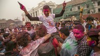 Festival Holi juga dirayakan di Nepal. AP Photo/Niranjan Shrestha  