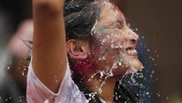 Perayaan Holi sangat digemari warga karena dianggap membawa kebahagiaan. AP Photo/Niranjan Shrestha  