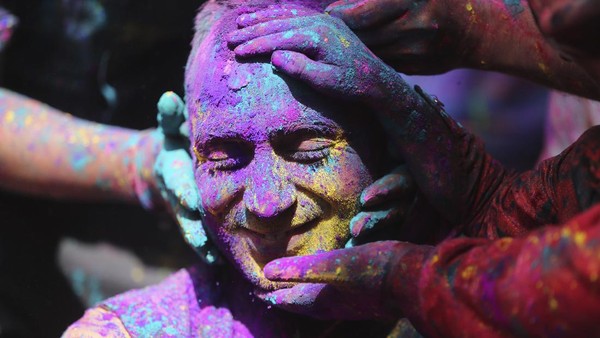 Holi atau Festival Warna adalah festival awal musim semi yang dirayakan di India, Nepal, Pakistan, dan negara yang memiliki penduduk beragama Hindu. AP Photo/Anupam Nath Holi atau Festival Warna adalah festival awal musim semi yang dirayakan di India, Nepal, Pakistan, dan negara yang memiliki penduduk beragama Hindu. AP Photo/Anupam Nath
