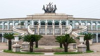 Kota yang disebut sebagai replika Paris kecil, Eastern Paris dibangun pada 2007. Letaknya di timur China dan dirancang untuk 100.000 orang. Namun, hingga kini populasinya tidak mencapai seperempat target. Istimewa/Dok.brightside.me.