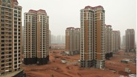 Kota Kangbashi, terdapat ribuan rumah serta infrastruktur yang diperlukan, termasuk bandara, taman, teater, patung jalanan, dan museum. Kota ini dibangun pada 2001, saat ini hanya 2% dari populasi yang direncanakan tinggal di sana. Istimewa/Dok.brightside.me.