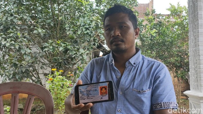 Adik korban TKI yang ditemukan meninggal di Perairan Karimun, Triyono saat ditemui di rumah duka Karanganyar