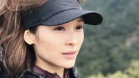 Aktris berusia 38 tahun itu juga merupakan penyuka hiking dan olahraga yang berhubungan dengan alam. Ini foto tanpa makeupnya. Dok. Instagram/aliaime