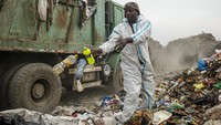 Salah seorang pemulung, Manuwara Begum (46), merasakan ketidakadilan yang tajam. Orang-orang seperti dia telah berperan menghilangkan lebih dari 900.000 ton karbon dioksida dengan membuang limbah dari tempat pembuangan sampah. AP Photo/Brian Inganga