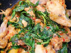 3 Resep Ayam Tradisional Manado yang Pedasnya Bikin Nambah Nasi