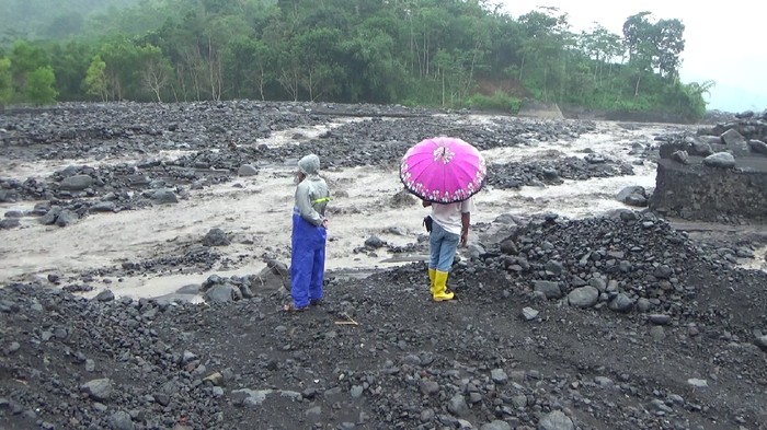 Banjir lahar hujan gunung Semeru menerjang sungai Leprak desa Sumber wuluh  kecamatan Candipuro Lumajang setelah kawasan gunung Semeru diguyur hujan.