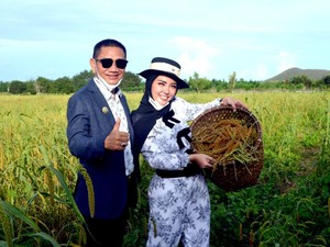 Bella Shofie Panen Padi Hotong, Penampilannya Jadi Sorotan