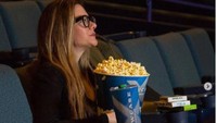 India berlakukan pajak nonton film sebesar 5% hingga 28% tergantung bentuk hiburannya. Pajak itu terdiri dari khusus untuk tiket film, pertunjukan komersial skala besar, pameran, taman hiburan, dan aktivitas menyenangkan lainnya.