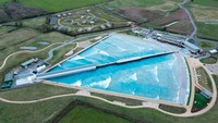 Pemandangan udara dari pusat selancar The Wave di Bristol, Inggris Raya. 