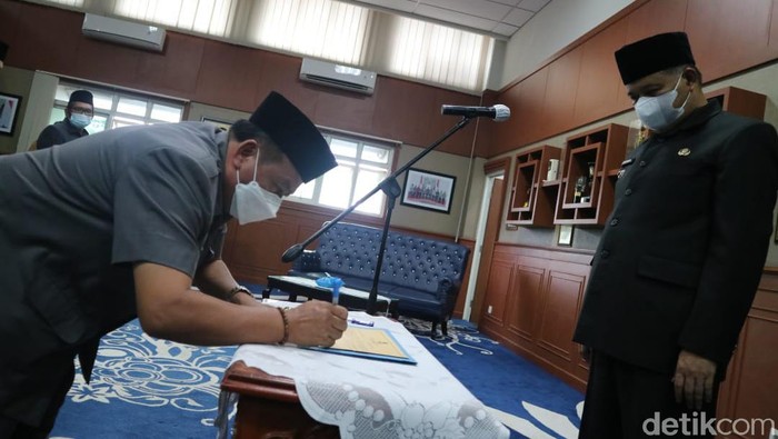 Bupati Bandung Barat Aa Umbara lantik 5 kepala dinas di tengah kasus korupsi