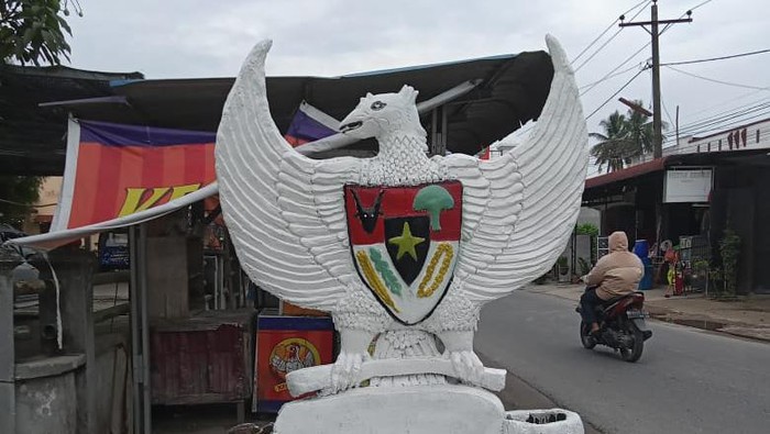 Burung Garuda yang viral dicat putih di Asahan (Foto. Screenshot Facebook)