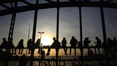 Cara Asyik Warga Jerman Nikmati Matahari Terbenam