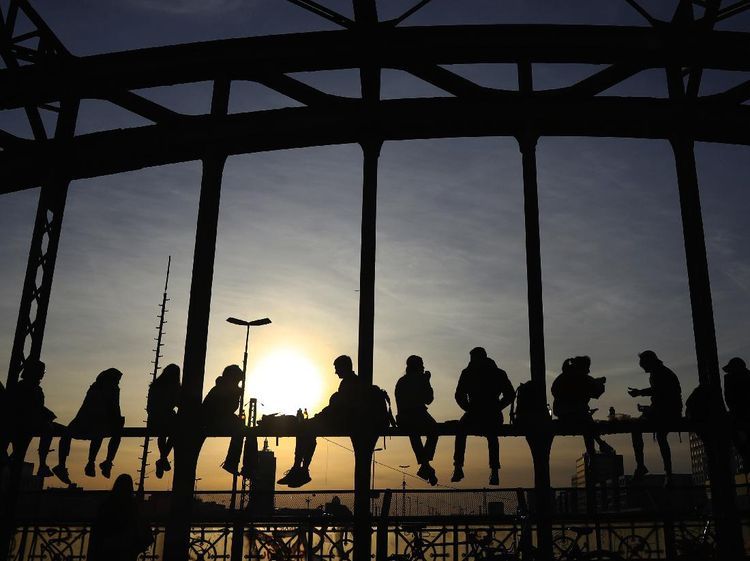 Cara Asyik Warga Jerman Nikmati Matahari Terbenam