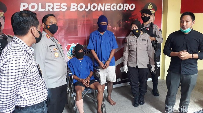 Dua pelaku curanmor dihadiahi timah panas oleh Tim Buru Sergap Polres Bojonegoro. Salah satu pelaku merupakan resedivis.