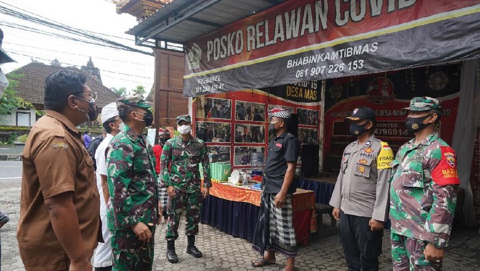 Danrem 163/Wira Satya Brigjen TNI Husein Sagaf melakukan peninjauan ke pos PPKM Mikro di Desa Mas (dok Penrem 163/Wira Satya)