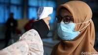 Para orang tua murid pun akan terlebih dahulu diperiksa suhu tubuhnya saat akan memasuki ruang kelas untuk mengikuti simulasi sekolah hybrid.