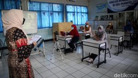 Seperti diketahui, Pemerintah mewajibkan sekolah menyediakan opsi Pembelajaran Tatap Muka atau PTM terbatas, jika semua guru dan tenaga kependidikan sudah selesai divaksin. PTM terbatas dilakukan pada Juli 2021 bersamaan dengan tahun ajaran baru.