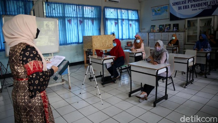 Kemendikbud wajibkan sekolah beri opsi Pembelajaran Tatap Muka jika guru sudah divaksin. Apa yang harus diperhatikan soal pelaksanaan sekolah tatap muka ini?