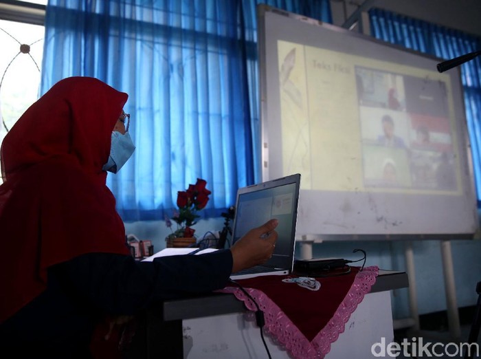 Kemendikbud wajibkan sekolah beri opsi Pembelajaran Tatap Muka jika guru sudah divaksin. Apa yang harus diperhatikan soal pelaksanaan sekolah tatap muka ini?
