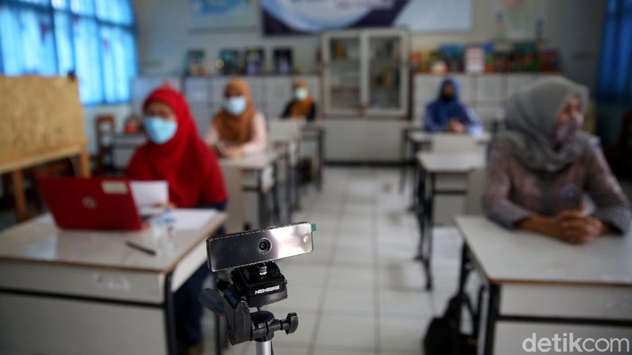 Kemendikbud wajibkan sekolah beri opsi Pembelajaran Tatap Muka jika guru sudah divaksin. Apa yang harus diperhatikan soal pelaksanaan sekolah tatap muka ini?