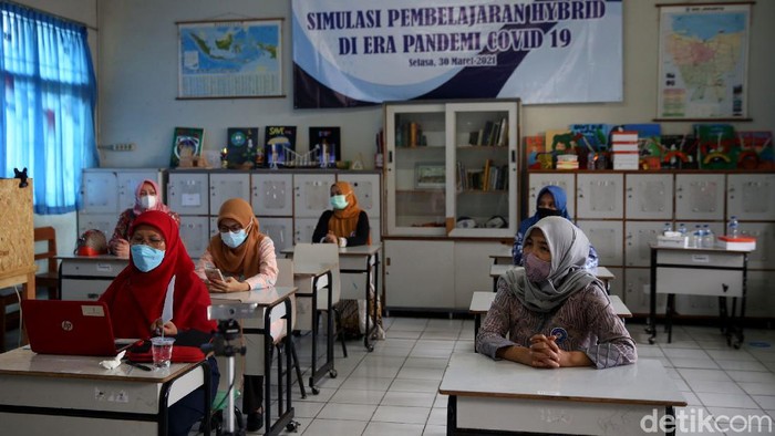 Kemendikbud wajibkan sekolah beri opsi Pembelajaran Tatap Muka jika guru sudah divaksin. Apa yang harus diperhatikan soal pelaksanaan sekolah tatap muka ini?