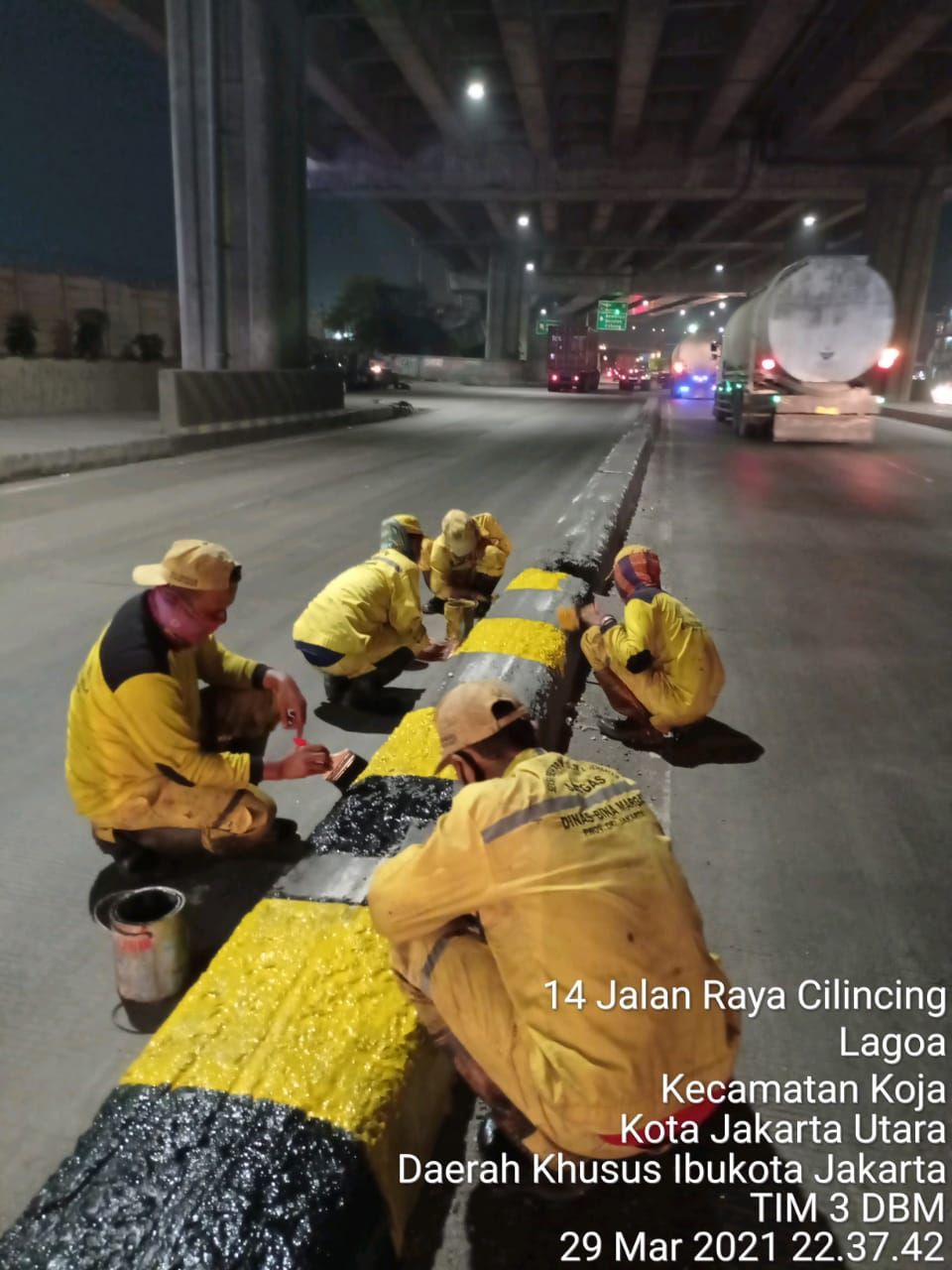 Dinas Bina Marga DKI kembali mengecat pembatas Jl Raya Cilincing yang berbahaya. (Dok Dinas Bina Marga DKI Jakarta) Dinas Bina Marga DKI kembali mengecat pembatas Jl Raya Cilincing yang berbahaya. (Dok Dinas Bina Marga DKI Jakarta)