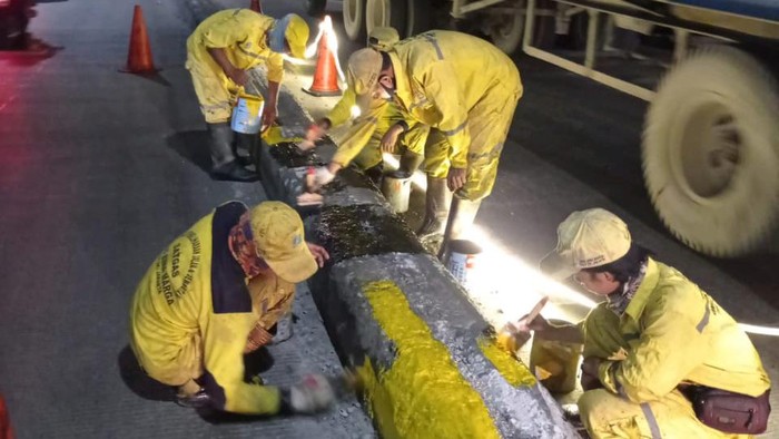 Dinas Bina Marga DKI kembali mengecat pembatas Jl Raya Cilincing yang berbahaya. (Dok Dinas Bina Marga DKI Jakarta)