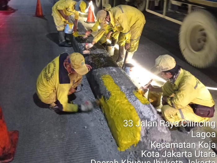 Dinas Bina Marga DKI kembali mengecat pembatas Jl Raya Cilincing yang berbahaya. (Dok Dinas Bina Marga DKI Jakarta)