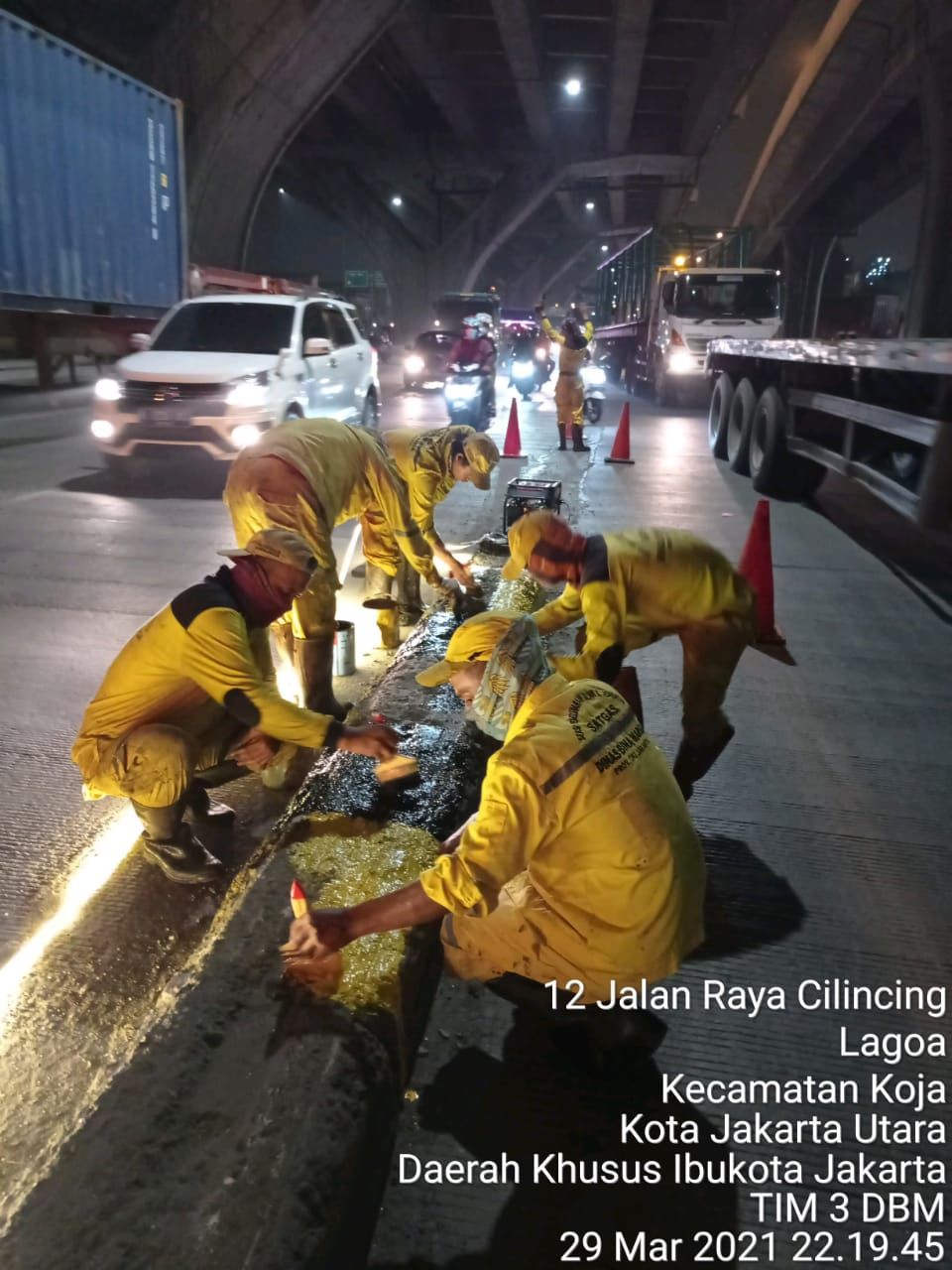 Dinas Bina Marga DKI kembali mengecat pembatas Jl Raya Cilincing yang berbahaya. (Dok Dinas Bina Marga DKI Jakarta)