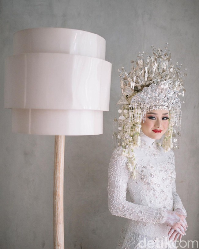 Dinda Hauw yang populer lewat film Surat Kecil Untuk Tuhan dan sinetron Monyet Cantik menikah dengan Rey Mbayang pada 10 Juli 2020. Dinda tampil memesona dengan riasan white henna di tangannya. Foto: Dok. Instagram @imagenic.