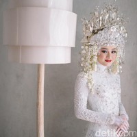 Dinda Hauw yang populer lewat film Surat Kecil Untuk Tuhan dan sinetron Monyet Cantik menikah dengan Rey Mbayang pada 10 Juli 2020. Dinda tampil memesona dengan riasan white henna di tangannya. Foto: Dok. Instagram @imagenic.