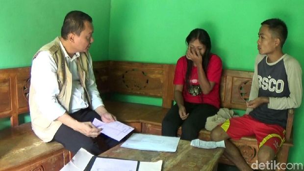 Direktur Rumah Sakit Islam Banjarnegara dr Agus Ujianto saat mendatangi rumah Dwi bocah 9 tahun penderita hidrosefalus di Banjarnegara