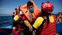 Kapal Open Arms sekarang memiliki total 219 migran, yang diselamatkan di zona SAR Malta (Search and Rescue).