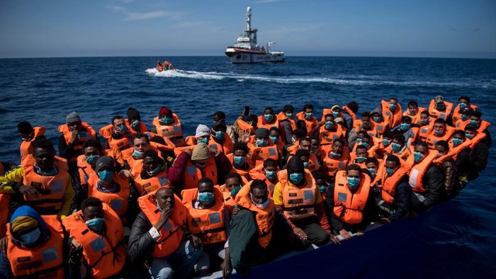 Evakuasi Ratusan Migran di Laut Mediterania AT SEA - MARCH 29: Two lifeguards from the Spanish NGO Open Arms approach a wooden boat to rescue 84 migrants of different nationalities on March 29, 2021 in At Sea, Unspecified. The Spanish NGO Open Arms rescued passengers in two wooden boats, with 84 and 97 people respectively. The Open Arms vessel now has a total of 219 migrants, rescued in the Malta SAR (Search and Rescue) zone. (Photo by Carlos Gil/Getty Images)